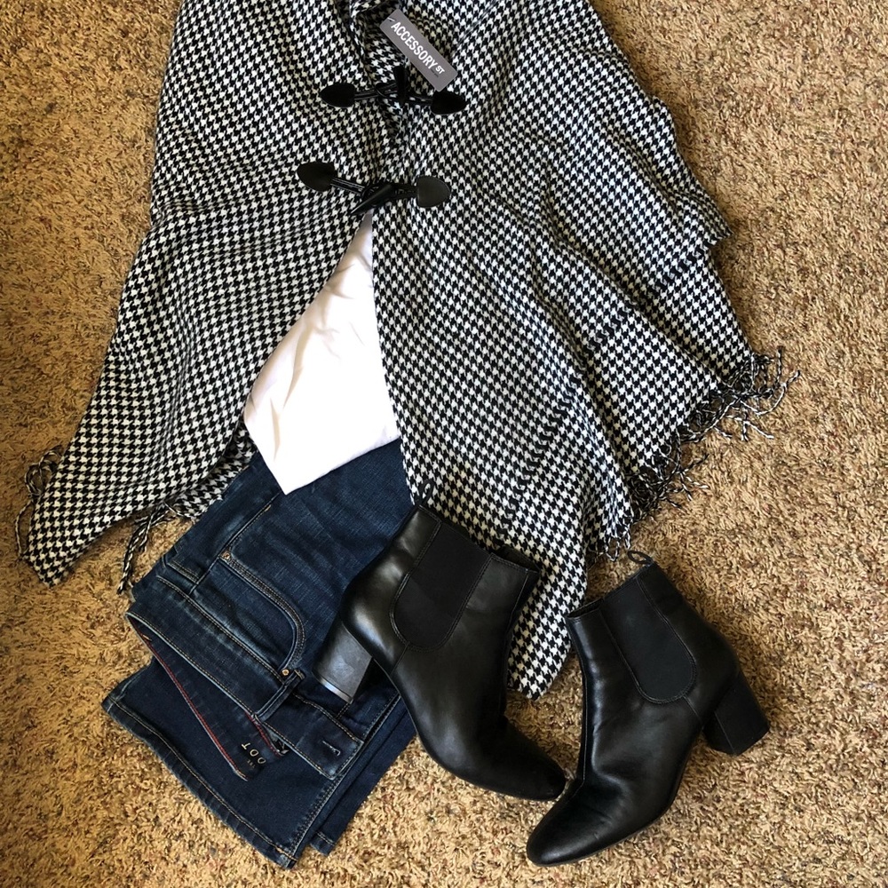 Houndstooth Winter Wrap. One size